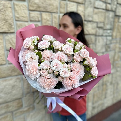 Нежный букет кустовых роз с диантусами